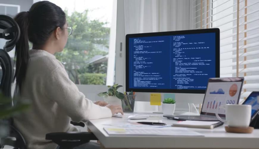 包头软件开发公司实战建议:网站赋能,为何必须接入支持机器人?